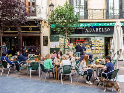 Terraza en la plaza de Matute en el madrileño Barrio de las Letras-Huertas.