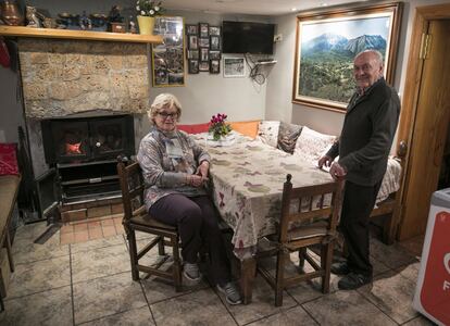 Luis Ortas y Pilar Albas, regentan un restaurante, una tienda y un camping en Nocito. El datáfono no suele funcionar y los clientes tienen que desplazarse junto a Luis a un alto a cinco kilómetros en busca de cobertura para poder pagar.