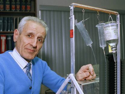 El doctor Jack Kevorkian, en 1991, junto al dispositivo que diseñó para ayudar a morir a sus pacientes.