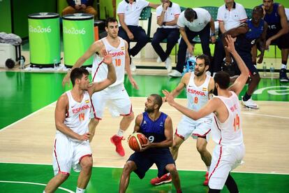 Tony Parker (c) es rodeado por los jugadores Willy Hernangómez, Víctor Claver, José Manuel Calderon y Nikola Mirotic.