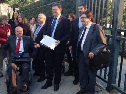 Ximo Puig con los diputados socialistas y el presidente de CERMI a las puertas del Tribunal Constitucional.