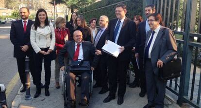 Ximo Puig con los diputados socialistas y el presidente de CERMI a las puertas del Tribunal Constitucional.