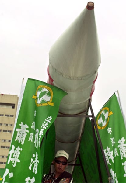 Los manifestantes han colocado misiles de plástico con los que exige a Pekín que retiere su armamento de Taiwán.