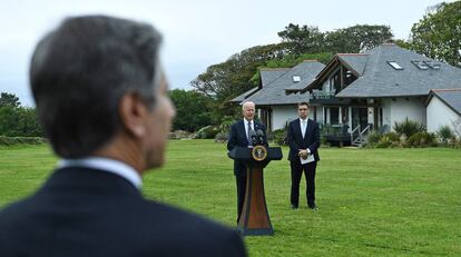 Biden junto al CEO de Pfizer, Albert Bourla, este jueves.