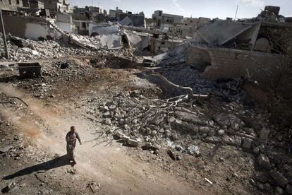 Un hombre camina entre los escombros de la ciudad siria de Saraqib, al suroeste de Aleppo.
