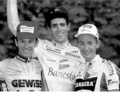 Marco Pantani (derecha), tercero en el Tour de Francia 94, en el podio junto al vencedor Miguel Induráin y el segundo Piotr Ugrumov