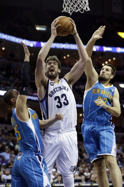 Marc Gasol lanza ante Austin Rivers (izquierda) y Ryan Anderson.