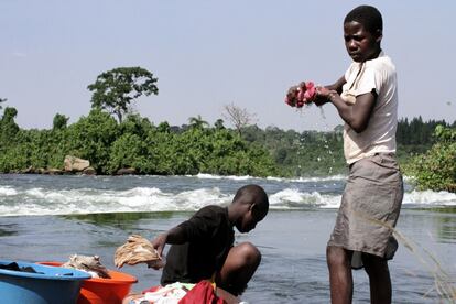 En la comunidad del distrito de Buikwe, el porcentaje de personas que habla inglés, la lengua oficial de Uganda, es muy reducido. La media de edad ronda los 15 años y las tareas domésticas están repartidas por semanas alternas. Un ejemplo.