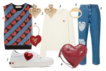 1. Marni Chaleco de lana 2. Mango Pendientes XL 3. Chinti and Parker Jersey con detalle de corazón 4. Meadowlark Anillo tipo sello 5. Love Moschino Vaqueros desgastados 6. Prada Llavero 7. Love Moschino Zapatillas 8. Anya Hindmarch Bolso.