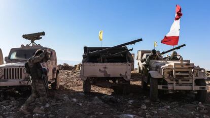 El grupo Hezbolá despliega sus armas en un puesto de observación en el norte de Líbano, en 2017.