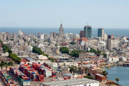 Vista panorámica del puerto y la ciudad de Montevideo (Uruguay) desde la torre Antel.