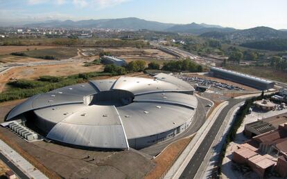 Imatge del Centre Direccional, amb el Sincrotr&oacute; en primer terme.