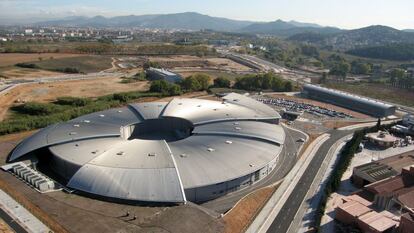 Imatge del Centre Direccional, amb el Sincrotr&oacute; en primer terme.