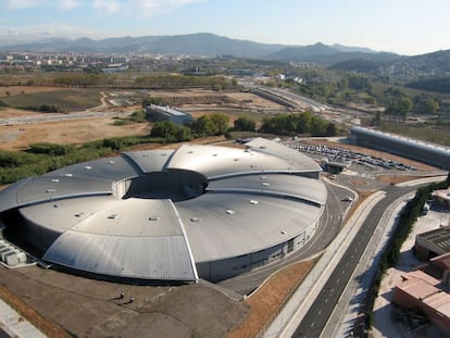 Imatge del Centre Direccional, amb el Sincrotr&oacute; en primer terme.