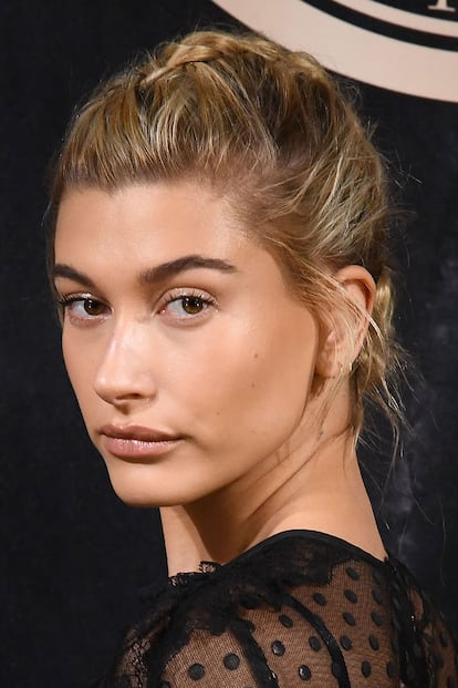 Las sombras metalizadas en la gama de los dorados también se adaptan muy bien a esas melenas con mechas rubias, como la de Hailey Baldwin. El maquillador Patrick Ta recurrió a un maquillaje nude con pequeños toques dorados en ambos párpados para captar la misma luz que las mechas más claras, sin robar protagonismo al resto del look.