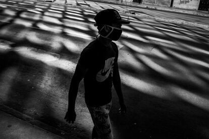 Johan Rodríguez (24 años) camina por la avenida Abancay, en el centro de Lima, rumbo al cuarto que alquila con su pareja, la peruana Leidy Vasquez (15 años), embarazada de cuatro meses. Antes Johan vendía zapatillas y Leydi polos en un negocio en el distrito de La Victoria, en Lima, pero la cuarentena les dejó sin trabajo. Ahora ambos almuerzan gracias a la caridad de las parroquias de la zona y ya no saben cómo podrán pagar el siguiente mes de alquiler.