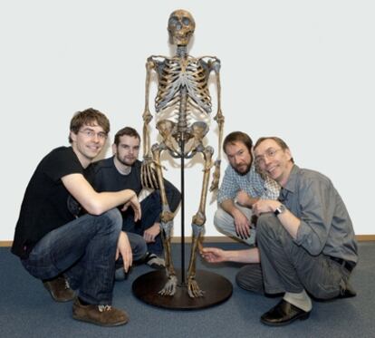 Svante Pääbo (a la derecha) y miembros del equipo que han secuenciado el genoma de neandertal junto a un esqueleto fósil de esa especie remota.