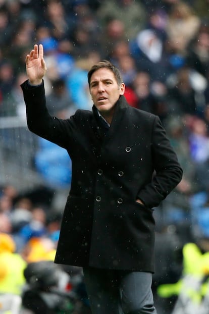 El entrenador del Celta de Vigo, Eduardo Berizzo da instrucciones a sus jugadores.