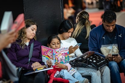 Un grupo de personas lee en los pasillos de la Feria del Libro de Guadalajara, en diciembre de 2022.