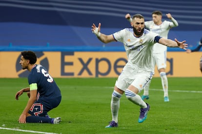 Benzema celebra uno de sus goles, con Marquinhos sobre el césped.