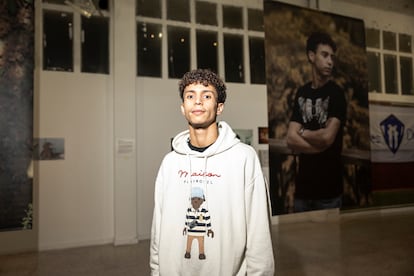 Zakaria Ezzouyn, ante su retrato y las fotos que él tomó durante el proyecto 'Goals for change'.