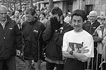 Alberto Juzdado, Alejandro Gómez y Martín Fiz lloran, desconsolados, durante el minuto de silencio guardado ayer en memoria de Diego García antes del medio maratón Azkoitia-Azpeitia.