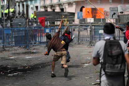 Los manifestantes tiran piedras a las fuerzas de seguridad del estado, en una nueva jornada de protestas, en Quito (Ecuador). 