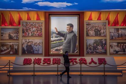 Un visitante camina delante de una fotografía del presidente chino Xi Jinping, en el Museo del Partido Comunista de China, en Beijing, China.