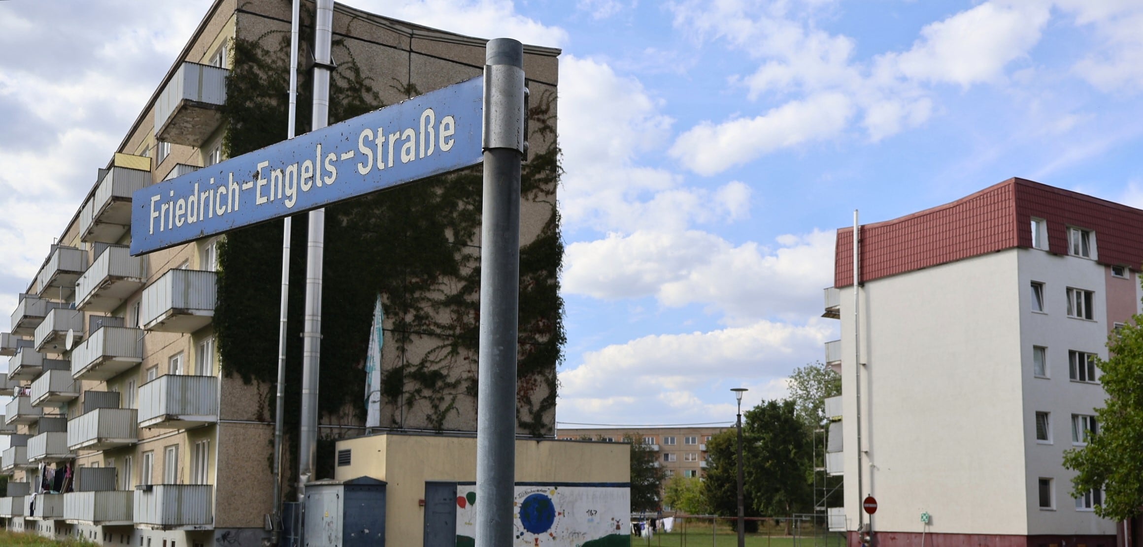 Viviendas de la época comunista en la calle Friedrich Engels de Neuhardenberg, Alemania