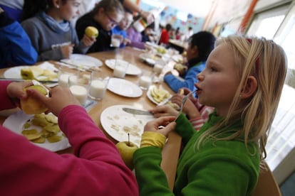 Varios alumnos en el comedor escolar.