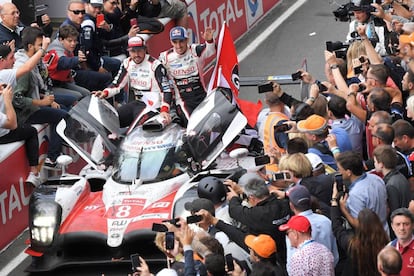 Fernando Alonso y Buemi, en el Toyota ganador de las 24 Horas de Le Mans.