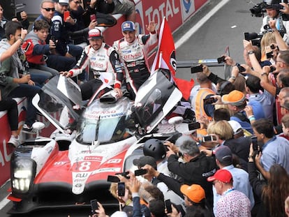 Fernando Alonso y Buemi, en el Toyota ganador de las 24 Horas de Le Mans. 