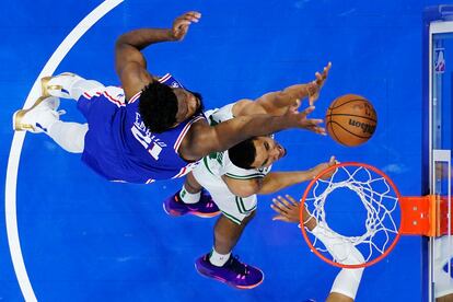 Joel Embiid, de los Philadelphia 76ers, tapona un lanzamiento de Malcolm Brogdon, de los Boston Celtics, durante el sexto partido de la eliminatoria.