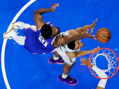 Joel Embiid, de los Philadelphia 76ers, tapona un lanzamiento de Malcolm Brogdon, de los Boston Celtics, durante el sexto partido de la eliminatoria.