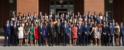 El rey posa para la foto de familia con la promoción de notarios de 2016 en el Palacio de La Zarzuela.