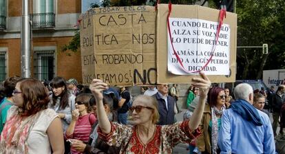 Manifestantes intentan cercar el Congreso de los Diputados.