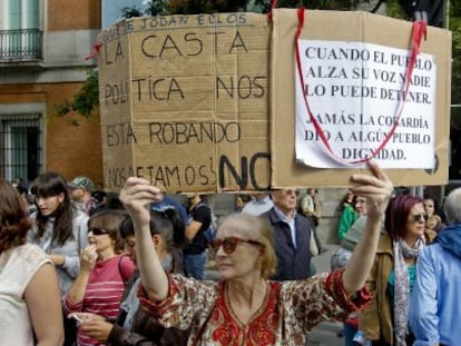 Manifestantes intentan cercar el Congreso de los Diputados.