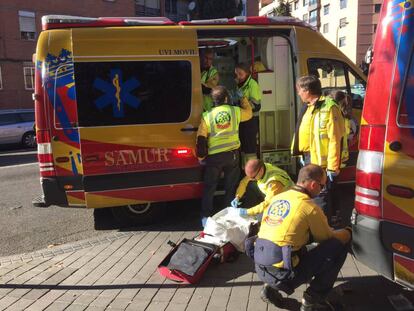 Samur atiende a la víctima del apuñalamiento en Carabanchel.