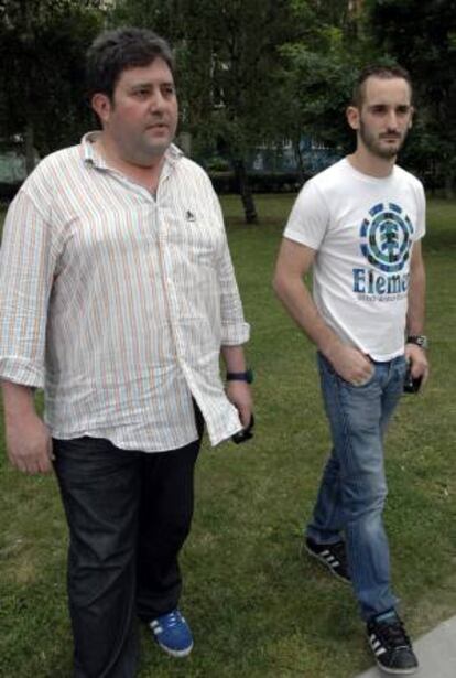 Los mineros Cecilio Antuña (i) y Héctor Berrouet (d), durante la entrevista que han mantenido con Efe en la que han narrado su experiencia tras cincuenta días encerrados en el pozo Santiago de Aller (Asturias), del que salieron el lunes pasado, en el marco de la huelga que mantiene el sector del carbón en protesta por los recortes.