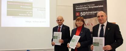 Francisco García Navas, consejero delegado de Analistas Económicos, Felisa Becerra, coordinadora del informe, y Eugenio Luque decano de Económicas y Empresariales de Málaga.