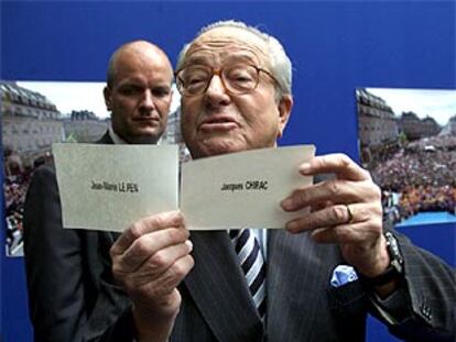 Jean-Marie Le Pen muestra la supuesta papeleta trucada de Chirac ('más blanca y de mejor calidad').