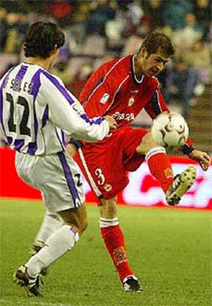 Romero controla el balón ante Fernando Sales.