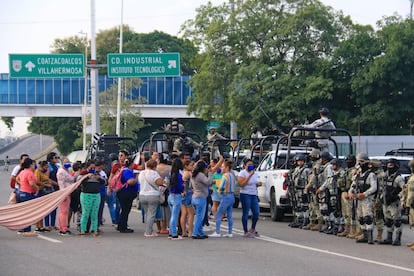 Decenas de familiares de los presos bloquean la avenida principal que comunica al penal en demanda de información sobre la salud de sus familiares. 