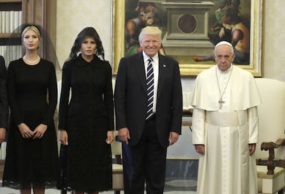 De izquierda a derecha: Ivanka Trump, Melania Trump, Donald Trum, presidente de Estados Unidos, y el papa Francisco en una audiencia en el Vaticano en mayo de 2017.