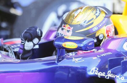 Vettel levanta el puño tras cruzar la meta.  