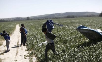 Un niño juega con una tienda de campaña rota en el campamento de Idomeni, cerca de la frontera con Macedonia, en Grecia, este miércoles.
