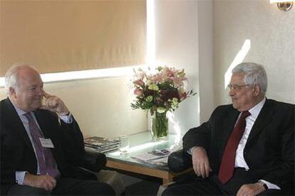 El ministro de Exteriores, Miguel Ángel Moratinos, y el presidente palestino, Mahmud Abbas, en la ONU.