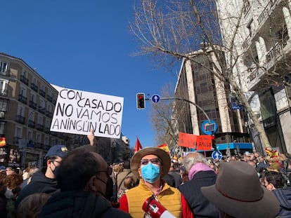 Los simpatizantes de Ayuso están reclamando, a través de sus pancartas y de sus cánticos, la dimisión del presidente del partido, Pablo Casado, y de su secretario general, Teodoro García Ejea.