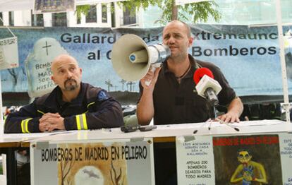 Julio Cesar Segui (izda.) y Oscar Pascual (dcha.), durante la rueda de prensa en el campamento.
