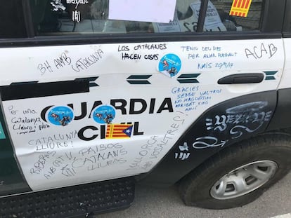 Pintadas y pegatinas en un coche de la Guardia Civil.